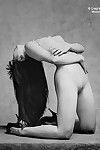 مذهلة الشباب فرخ ميليندا موري هو psoing لها رائع الجسم في تبخير يطرح و في الساخنة الملابس الداخلية