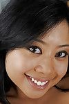 Negro de pelo Asiático Kya ama a mostrar off su grande sexy Tetas