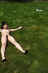 caldo Asiatico teen Babe youzn Idoli è in esecuzione su il erba glade tutti nudo e mostrando Il suo Peloso figa