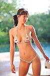 Chez les adolescentes bikini Fille Laela FTV montre Son sexy Seins et fente :Par: l' le lac