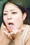 sucio Asiático gadget Konatsu Hinata es chupando el cabezas de carajo y degustación su precum