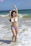 Besoin poil Brunette Taylor vixen dans blanc bikini Dominante montre off Son gros Seins sur l' Attrayant Plage