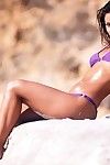 Caliente latina Adriana Sage toma off su Bikini y muestra off su Fina Delgado Cuerpo en el sol