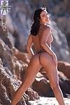 Caliente latina Adriana Sage toma off su Bikini y muestra off su Fina Delgado Cuerpo en el sol