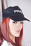 La rossa solo Ragazza Aylin Diamante struts in la polizia uniforme e calze