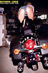 milf Pornostar Herbst Jade aufschlussreich enorme juggs in Stiefel auf ein Motorrad