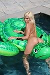 Frais blonde ange Madison Ivy dans Minuscule bikini permet slip Son trempé sans poil Arracher dans l' piscine