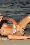 Delgado De hadas de pelo hottie Natasha marley muestra su Travieso partes en empapada arena en el Playa