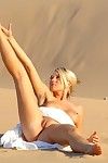 tetona Chica Alison ángel en blanco Traje obtiene Desnudo en el Central Punto de el Desierto