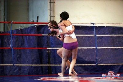 Bdsm lesbische Kerry en Amanda moore vechten voor De rechts naar Cum