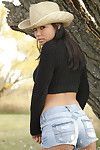 quente Morena Cowgirl posando sexy no Excelente ao ar livre solo Ação