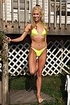 Diabeł w żebro Blondynka Cindy Crawford скалит jej żółty bikini i Gra z jej cipki