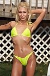 lusty Bionda Cindy Crawford bares Il suo giallo Bikini e gioca Con Il suo figa