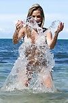 latina Babe Patty gocce Il suo Bikini Bra e lampeggia Tette su il spiaggia