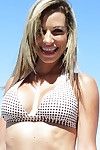 latina Babe Patty giọt cô ấy bikini Áo ngực và người sẽ lướt qua bộ ngực trên những trên bãi biển,