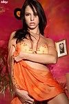 bronzeada morena Babe Monika vesela descobre ela laranja roupa mostrando fora ela tesouros