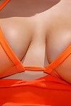 büyük memeli natasha Güzel içinde ifşa turuncu Bikini alır dövülerek açık havada