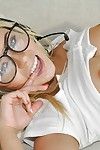 lunettes vêtu blonde latina Marsha peut la prise de éjaculation sur la langue