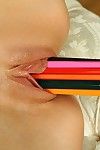 sinead bekommt Nackt vor Sie Einsätze Zehn Farbe Bleistifte in Ihr flexible pussy