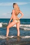sexy Körper langbeinige Modell anita dunkel in Bikini Posen auf die Strand :Von: die Meer