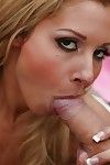 Blond tiener NATALIE Vegas zuigt een groot dick en krijgt een belasting van Cum op haar gezicht