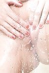 đầu euro pornstar Tina Kay đưa trần truồng và đái trong tắm