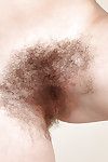 Ältere Breite Mit furry Beine verlieren haarige Vagina aus Badeanzug in Badewanne