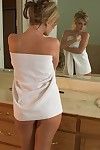 Desnudo Sophie Dee Con Jugoso natural Tetas y afeitado Twat Plantea en Frente de el espejo