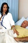 busty रेवेन डॉक्टर Isis प्यार में सफेद मोज़ा हो जाता है कट्टर के दौरान काम घंटे