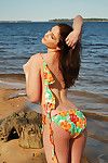هذا سلوتي و مذهلة منفردا فاتنة في بيكيني هو عرض لها الطبيعية الثدي على على الشاطئ