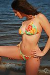 cette Salope et Incroyable solo Babe dans bikini est montrant Son naturel seins sur l' plage