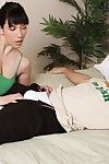 Wellendowed Elena Jensen w biały majtki daje zmysłowy Sex oralny w w sypialnia