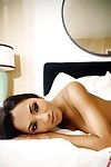 Leggy latina Babe Verônica Vega com Difícil mamilos poses Nude no o Médio de ela cama