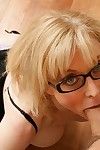 haut sur pattes blonde milf Nina Hartley dans lunettes pose dans lingerie alors prend soins de D'épaisseur solide bite