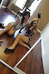lesbische vrouwen met bedrijf ezels Madelyn Monroe en chole Starr nemen spiegel selfies