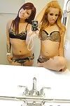 lesbische vrouwen met bedrijf ezels Madelyn Monroe en chole Starr nemen spiegel selfies