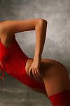 sensual Loira no vermelho lingerie dando excelente solo Cena enquanto ondulante ela corpo