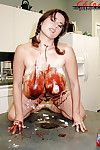 Francese milf Chloe Vevrier Copertura enorme Tette e nudo corpo in cioccolato sciroppo