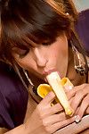 sensual hottie le gusta las burlas :Por: suavemente deslizamiento Banana en su apretado Coño