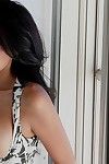 raven Saçlı Yasemin Foxxx içinde ultra Kısa seksi elbise alır onu mükemmel büyük göğüsleri dışarı