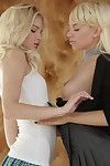 瘦 金发女郎 艾玛 X 艺术 和 另一个 女生 在 均匀 裸露的 他们 小小的 奶