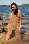 Attraente e Insaziabile teen Carlotta Champagne è dimostrando Il suo tette su il Spiaggia