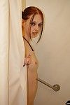 Słodkie nagie ruda Liz Błędne to Pokazując off jej cycki w w prysznic ona to piękny