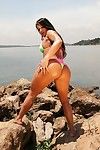 voluptuosa latina Babe Con Bronceada La piel Consigue rid de su bikini al aire libre