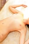 सुनहरे बालों वाली बेब देवत्व प्यार के साथ लंबे समय पैर सुन्दर स्तन और चिकनी चूत बन गया नग्न पर एक करने के लिए टेबल