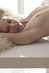 hermosa largo de pelo Chica Eufrat tira off su blanco bragas a pose desnudo y masturbarse
