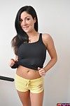 sportief Brunette Babe Zoet Krissy in geel korte broek knippert haar groot tieten