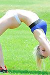 sportlich blonde geht Nackt in öffentliche posing und Necken Mit Ihr Formen