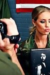 duży meloend wojskowe Kochanie w mundury Nicole Aniston jedzie na top z kogut