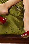 рыжая Детка Карли Монтана в стилет обувь выставляет ее Приятно жопа и киска на В кровать